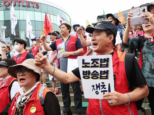 노란봉투법으로 불리는 노동조합법 2·3조 개정안은 노조법상 사용자 범위를 하청 노동자와 직접 계약 관계가 없는 원청 업체로 확대하고(2조) 파업 노동자에 대한 사용자의 손해배상 청구권을 제한(3조)하는 내용이다. 사진은 민주노총 조합원들이 지난해 8월 서울 중구 서울역 광장에서 열린 '거부권 남발, 윤석열 정권 퇴진' 서울지역 결의대회에서 노란봉투법 등에 대한 윤석열 대통령의 거부권 행사를 규탄하는 구호를 외치는 모습. /사진=뉴스1