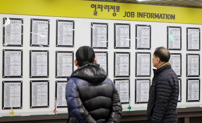 이재명 후보는 단계적 법정 정년연장(60세→65세)을 공약했고 김 후보는 청년 고용에 영향을 줄 수 있다며 법정 정년 연장에 반대했다. 사진은 19일 서울 마포구 서부고용복지플러스센터에서 머리가 장년(長年)층 구직자가 일자리 정보 게시판을 살펴보고 있는 모습. /사진=뉴스1