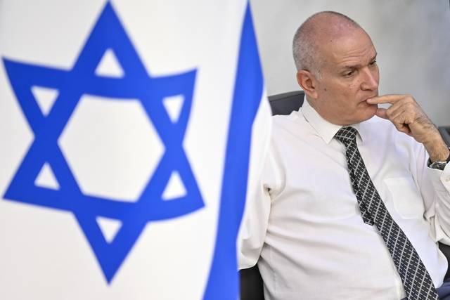 라파엘 하르파즈 주한 이스라엘 대사가 지난 8일 서울 종로구 서린동 대사관에서 문화일보와 인터뷰를 진행하던 중 이스라엘군의 가자지구 점령 계획과 관련한 질문에 답변을 생각하고 있다. 하르파즈 대사는 하마스 가자지구 통치 종식, 가자지구 비무장화, 인질 석방 등 3가지를 점령 계획의 목표로 설명했다.   백동현 기자