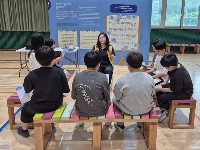 경기 안산시 선일초등학교 학생들이  독립기념관이 진행하는 다문화 정책학교 방문교육에서 타지에서 한인들이 불렀던 망향가에 답가를 부르는 체험활동을 하고 있다. 독립기념관 제공