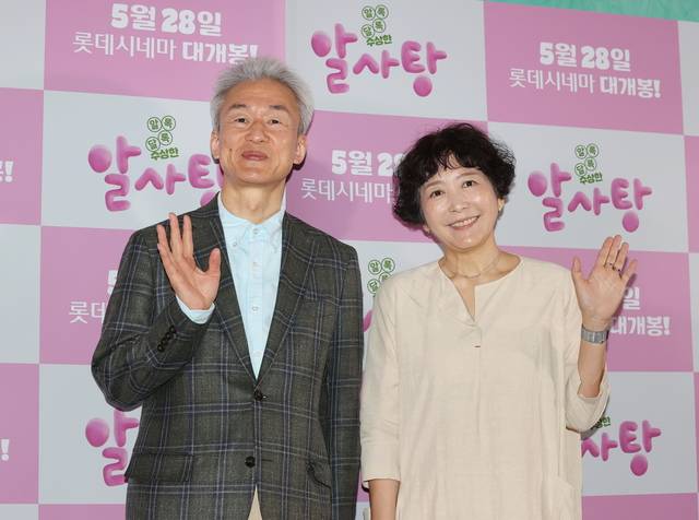 23일 서울 광진구 롯데시네마 건대입구점에서 열린 애니메이션 ‘알사탕’ 시사 간담회에서 원작자인 백희나 작가(오른쪽)와 와시오 다카시 프로듀서가 포즈를 취하고 있다. 이 작품은 백 작가의 동화책을 원작으로 한 일본 애니로 아카데미 시상식 단편 애니 부문 후보에 올랐다.