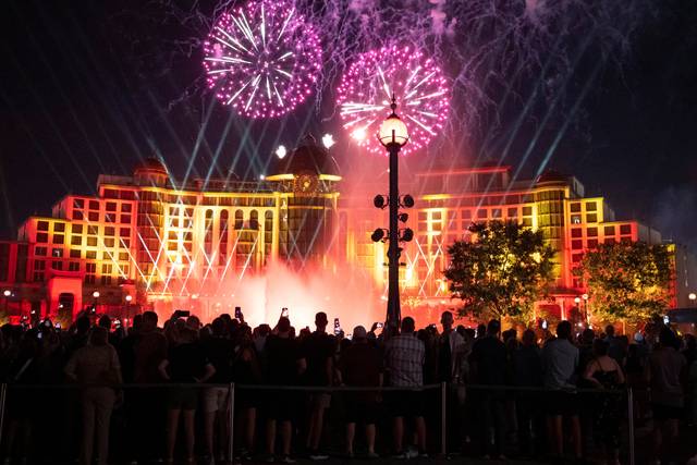 21일 미국 플로리다주 올랜도에 유니버설의 새 테마파크 에픽 유니버스에서 관람객들이 불꽃놀이를 즐기고 있다. 로이터 연합뉴스