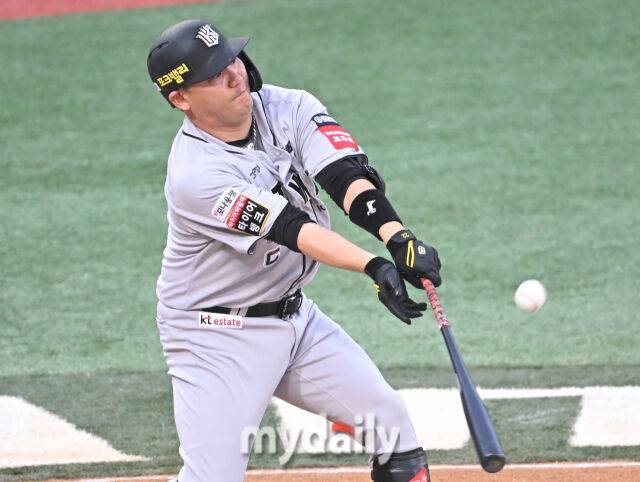 21일 오후 경기도 수원시 조원동 수원kt위즈파크에서 진행된 '2025 프로야구 KBO리그' kt위즈와 KIA타이거즈의 경기. kt 장성우가 1회말 1사 1,3루서 적시타를 치고 있다./수원=송일섭 기자 andlyu@mydaily.co.kr