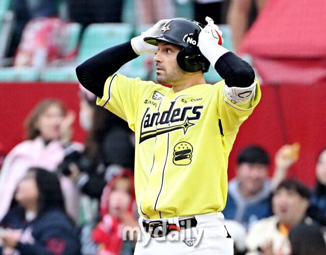 10일 오후 인천광역시 문학동 SSG랜더스필드에서 진행된 '2025 프로야구 KBO리그' SSG랜더스와 KIA타이거즈의 경기. SSG 맥브룸이 2회말 무사 2루서 안타를 치고 1루에서 멈춘 뒤 아쉬워 하고 있다./마이데일리