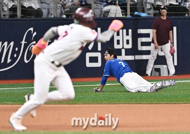 22일 오후 서울 고척돔 고척스카이돔에서 진행된 '2025 프로야구 KBO리그' 키움히어로즈와 삼성라이온즈의 경기. 삼성 이재현이 8회말 무사 1,2루서 박주홍의 타구를 잡아내고 있다./마이데일리