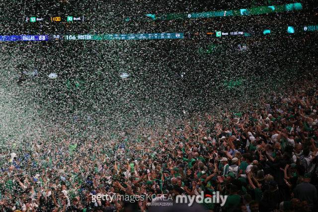 보스턴 셀틱스와 댈러스 메버릭스간의 NBA 파이널 5차전에 몰려든 관중들./게티이미지코리아