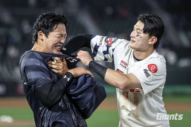 데뷔 첫 선발승을 거둔 뒤 동료들에게 격한 축하를 받고 있는 롯데 자이언츠 이민석./롯데 자이언츠