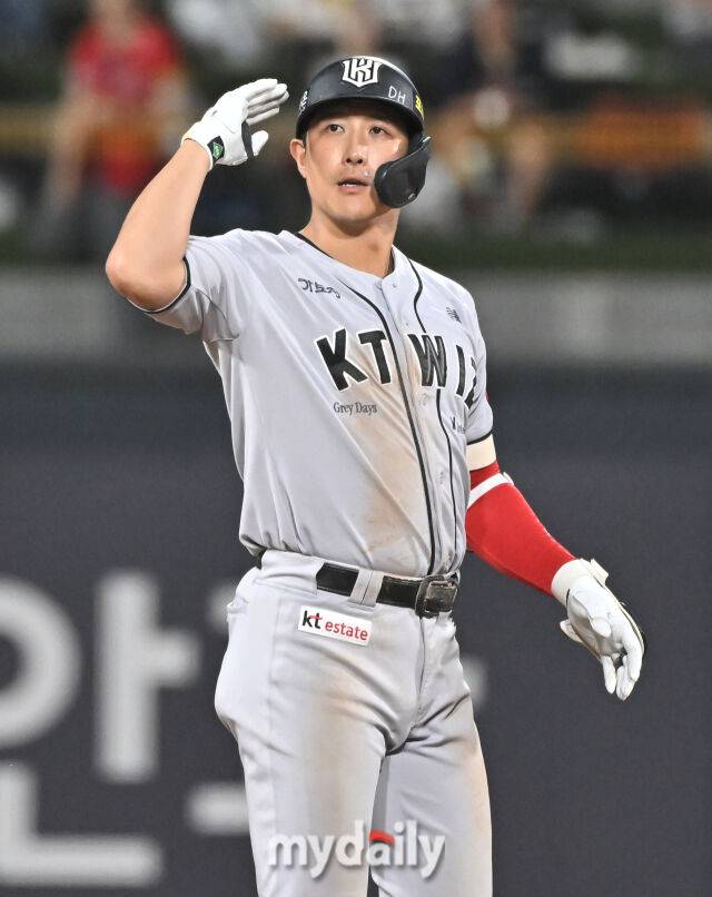21일 오후 경기도 수원시 조원동 수원kt위즈파크에서 진행된 '2025 프로야구 KBO리그' kt위즈와 KIA타이거즈의 경기. kt 황재균이 6회말 2사 1루서 1타점 2루타를 터뜨린 뒤 환호하고 있다./수원=송일섭 기자 andlyu@mydaily.co.kr
