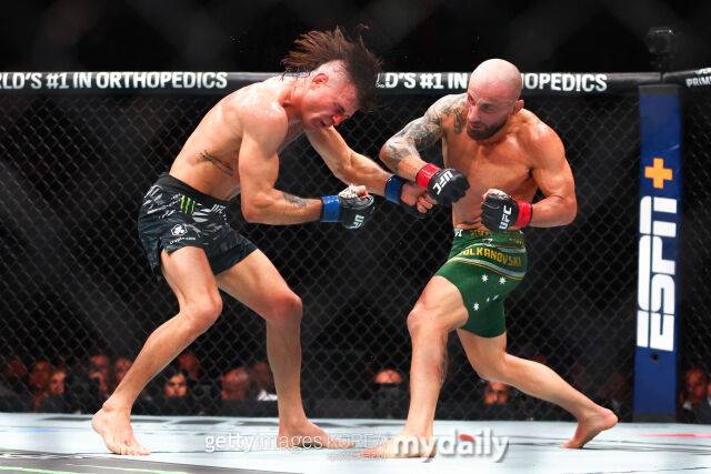 볼카노프스키(오른쪽)가 로페스를 상대로 묵직한 펀치를 적중하고 있다. /게티이미지코리아