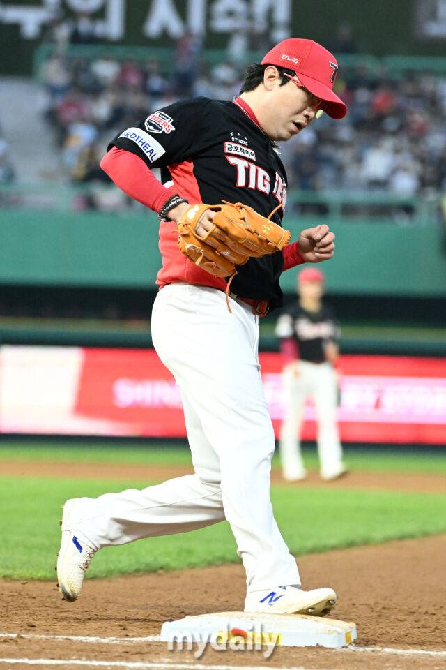 11일 인천 SSG랜더스필드에서 열린 '2025 신한 SOL BANK KBO리그' KIA 타이거즈와 SSG랜더스 더블헤더 2차전 경기. KIA 양현종이 5회말 첫 타자 김찬형의 땅볼을 베이스 커버로 아웃시켰다./마이데일리