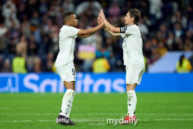 모드리치(오른쪽)와 음바페. /게티이미지코리아