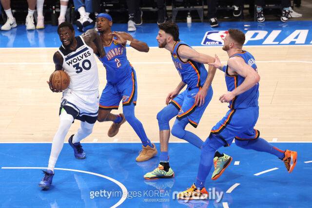 23일 미네소타와 경기에서 협력 수비를 펼치는 오클라호마시티 선수들(오른쪽 세 명). /게티이미지코리아