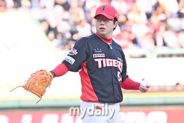 11일 인천 SSG랜더스필드에서 열린 '2025 신한 SOL BANK KBO리그' KIA 타이거즈와 SSG랜더스 더블헤더 2차전 경기. KIA 양현종이 선발투수로 나와 사인을 받고 있다./마이데일리
