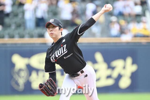 17일 서울 잠실야구장에서 열린 '2025 신한 SOL BANK KBO리그' KT 위즈와 LG 트윈스 더블헤더 1차전 경기. KT 선발 오원석이 힘차게 투구하고 있다./마이데일리