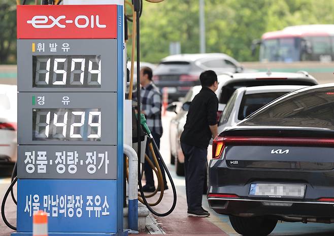 지난달 생산자물가가 국제유가 하락 영향으로 내림세로 전환됐다. 사진은 서울 만남의광장 주유소 앞에 휘발유 가격이 게시돼 있다. [연합]