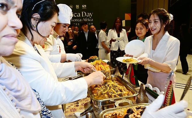 ‘아프리카의 날’ 62주년을 앞두고 헤럴드미디어그룹, 주한아프리카대사관 연합(AGA), 한·아프리카재단이 공동으로 주최한 ‘아프리카의 날 2025 기념 비즈포럼’이 21일 서울 용산구 그랜드 하얏트 서울 그랜드볼룸에서 열린 가운데 각국 대사관 관계자들이 아프리카 전통음식들을 접시에 담고있다.  박해묵 기자