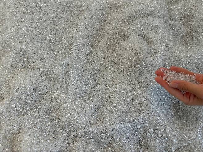 코오롱FnC 래코드의 ‘리콜렉티브: 머터리얼스(RE;COLLECTIVE: MATTERIALS)’ 전시장에서 볼 수 있는 PET칩. 래코드는 버려지는 의료복에서 재활용 가능한 섬유를 분리, 추출한 PET칩을 전시하고 있다. 강승연 기자