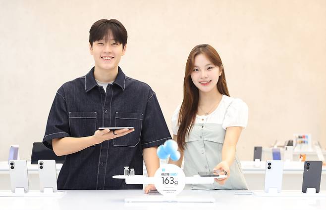 삼성 강남에서 ’갤럭시 S25 엣지‘의 163g 초경량 무게를 소개하는 모습