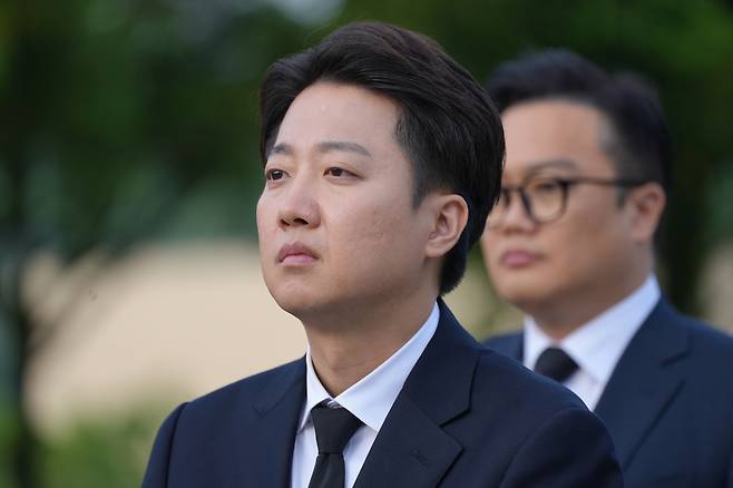 이준석 개혁신당 대선후보가 23일 경남 김해시 진영읍 봉하마을을 방문해 노무현 전 대통령 묘역을 참배하고 있다. [개혁신당 제공]