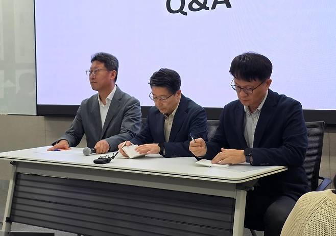 김희섭(왼쪽부터) SK텔레콤 PR 센터장, 임봉호 SKT MNO 사업부장, 류정환 SKT 네트워크인프라 센터장이 23일 서울 중구 삼화타워에서 열린 일일브리핑에서 취재진의 질문에 답변하고 있다. [SK텔레콤 제공]