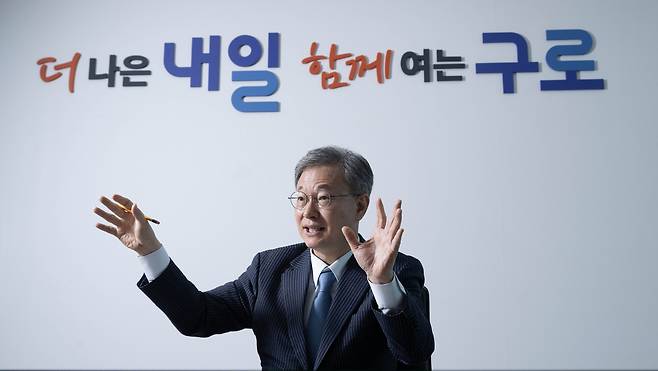 장인홍 서울 구로구청장이 최근 구로구청 내 집무실에서 헤럴드경제와 인터뷰하고 있다. 임세준 기자