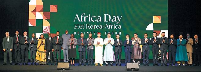 헤럴드미디어그룹과 주한아프리카대사관 연합(AGA), 한·아프리카재단이 공동 주최한 ‘아프리카의 날 2025 기념 비즈포럼’에 참석한 국내외 귀빈들이 기념촬영을 하고 있다. 티부르틴 나빌(왼쪽부터) 주한알제리 전권공사, 앤드류 반다 주한잠비아 대사, 카이스 다라지 주한튀니지 대사, 엔쿠비토 만지바쿠라무사 주한르완다 대사, 신디스와 음쿠쿠 주한남아프리카공화국 대사, 랑드리 붐바 주한가봉 대사, 데시달케 두카모 주한에티오피아 대사, 아토키 일레카 주한콩고민주공화국 대사, 에미 제로노 킵소이 주한케냐 대사, 시앙가 키부일라 사무엘 아빌리오 주한앙골라 대사, 토골라니 에드리스 마부라 주한탄자니아 대사, 샤픽 하샤디 주한모로코 왕국 대사(주한아프리카대사단장), 최진영 헤럴드미디어그룹 대표이사, 윤진식 한국무역협회(KITA) 회장, 박종원 산업통상자원부 통상차관보, 김영채 한·아프리카재단 이사장, 타니 쌩랏 주한태국 대사, 김일범 현대자동차그룹 부사장, 엄성용 한국수출입은행 부행장, 김희철 한국모터트레이딩(야마하 코리아) 회장, 김영상 코리아헤럴드 사장, 아쾌씨 아베이에 아도마코 주한가나 대리대사, 최동환 아프리카 인사이트 이사장  이상섭 기자