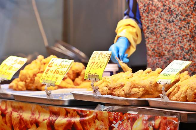 서울 시내의 한 전통시장 치킨가게 모습. [연합]