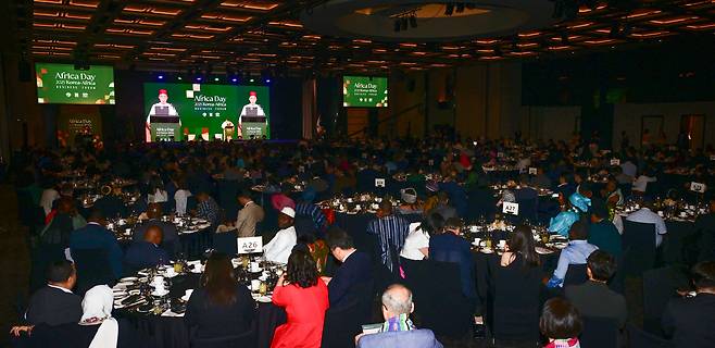 25일 ‘아프리카의 날’ 62주년을 앞두고 헤럴드미디어그룹, 주한아프리카대사관 연합(AGA), 한·아프리카재단이 공동으로 주최한 ‘아프리카의 날 2025 기념 비즈포럼’이 21일 서울 용산구 그랜드 하얏트 서울 그랜드볼룸에서 열렸다. 샤픽 하샤디 주한아프리카대사단장(주한 모로코 왕국 대사)이 ‘아프리카의 날’ 축하행사에서 환영사를 하고 있다. 이날 행사에는 총 19개국 대사를 포함한 800여 명의 국내외 귀빈들이 참석했다.  박해묵 기자