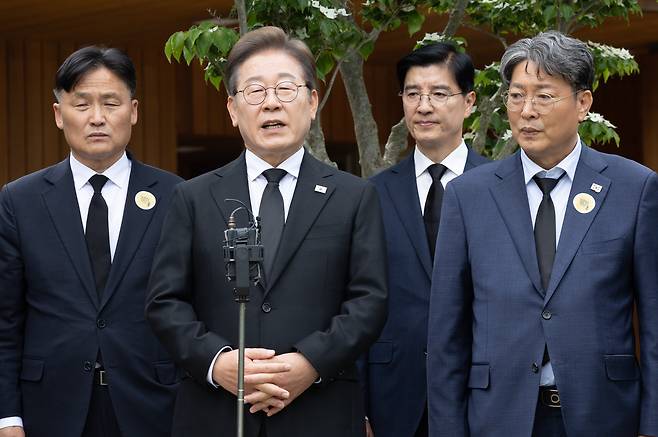 이재명 더불어민주당 대선 후보가 고 노무현 전 대통령 16주기인 23일 경남 김해시 봉하마을 노 전 대통령 관저에서 권양숙 여사, 문재인 전 대통령 등과 만난 뒤 나와 백브리핑을 하고 있다. 2025.5.23 [공동취재] [연합]