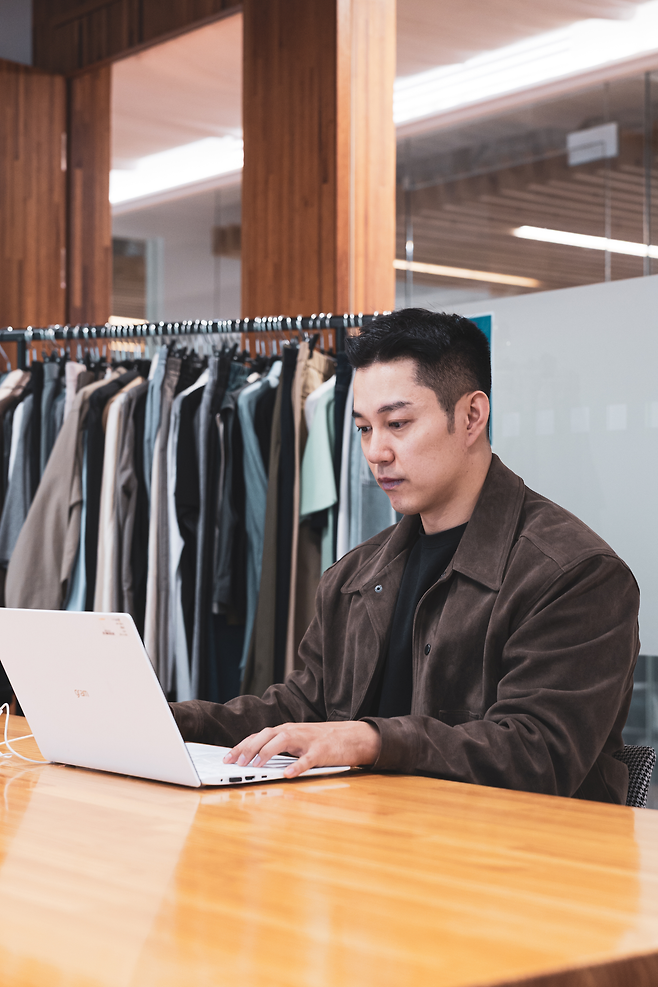 지난 9일 GS홈쇼핑 사옥에서 진행된 인터뷰에서 임재원 MD가 코어 어센틱 브랜드에 대해 설명하고 있다. [GS리테일 제공]