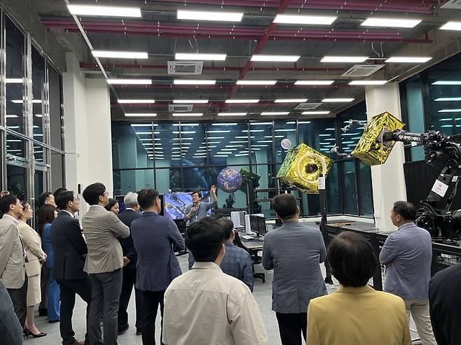 김해동 워커린스페이스 대표가 개소식 참석자들에게 상업 궤도상서비싱 기술 개발 계획을 설명 하고 있다.[워커린스페이스 제공]