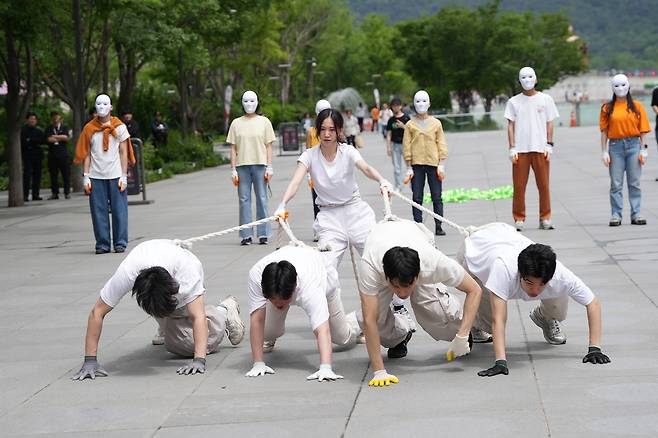 지난 22일 서울 광화문 광장에서 생물다양성의 날을 맞이해 기획된 퍼포먼스 ‘공생2’가 진행되고 있다.[녹색연합 제공]