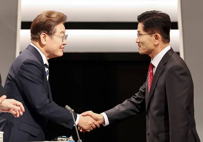 더불어민주당 이재명 대선후보와 국민의힘 김문수 대선후보가 23일 서울 영등포구 여의도 KBS 스튜디오에서 열린 제21대 대선 2차 후보자 토론회에 앞서 인사하고 있다. 2025.5.23 [국회사진기자단] <연합뉴스>