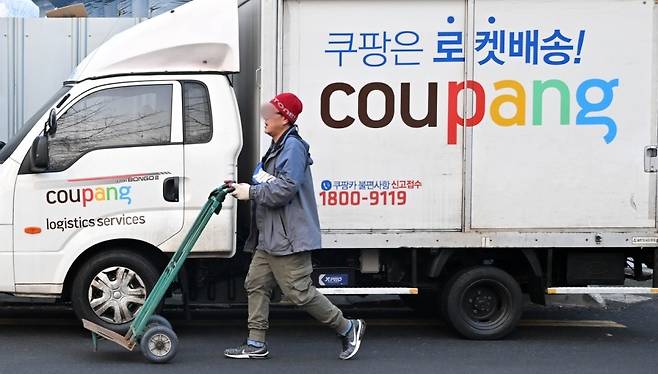 서울 시내 쿠팡 물류센터에서 한 직원이 배송준비를 하는 모습. [임세준 기자]