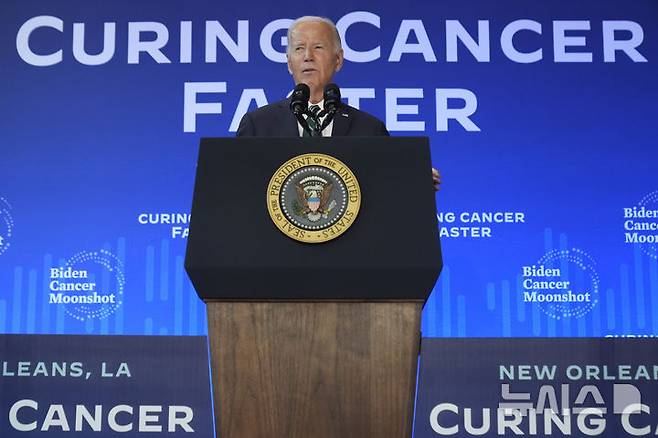 [뉴올리언스=AP/뉴시스] 조 바이든 미국 대통령이 13일(현지시각) 루이지애나주 뉴올리언스의 툴레인대학에서 열린, 암 사망률을 줄이기 위한 '문샷'(Cancer Moonshot)' 프로젝트 행사에 참석해 연설하고 있다. 바이든 대통령은 이 자리에서 "가자지구 휴전 협상이 성사되면 이란의 이스라엘을 공격을 막을 수 있을 것"이라고 말했다. 2024.08.14.