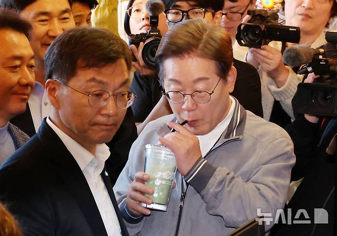 [강릉=뉴시스] 조성우 기자 = 민심을 청취하는 '경청 투어'에 나선 이재명 더불어민주당 대선후보가 3일 강원도 강릉시 안목해변 카페거리의 한 카페에서 주문한 녹차라떼를 마시고 있다. 2025.05.03. xconfind@newsis.com