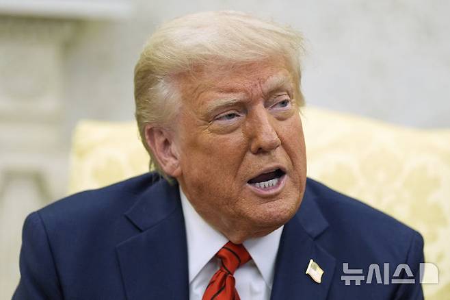 [워싱턴=AP/뉴시스]도널드 트럼프 미국 대통령이 지난달 17일(현지 시간) 조르자 멜로니 이탈리아 총리와 회담한 후 백악관 집무실에서 취재진에 발언하고 있다. 2025.05.23.