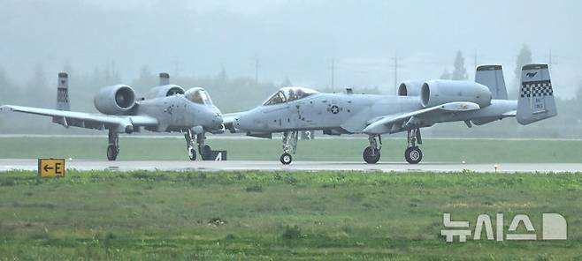 [평택=뉴시스] 김종택 기자 = 2025 오산 에어파워데이 미디어데이 행사가 열린 지난 9일 경기 평택시 주한미군 오산공군기지에서 A-10 썬더볼트 공격기가 이동하고 있다. 2025.05.09. jtk@newsis.com