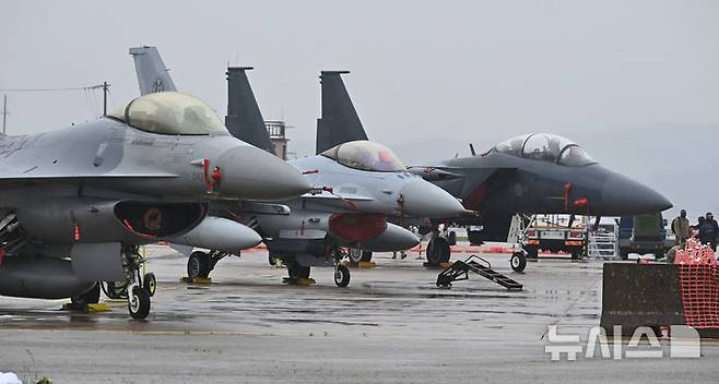 [평택=뉴시스] 김종택 기자 = 2025 오산 에어파워데이 미디어데이 행사가 열린 지난 9일 경기 평택시 주한미군 오산공군기지에 미군 F-16 전투기 등 다양한 군용 항공기가 전시돼 있다. 2025.05.23. jtk@newsis.com