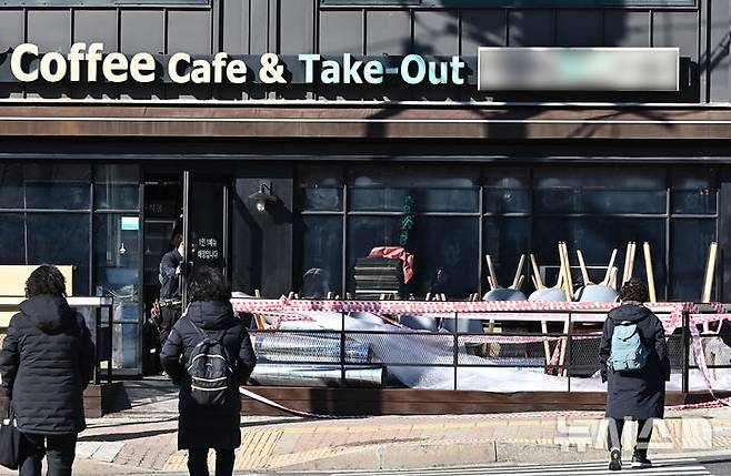 [수원=뉴시스] 김종택 기자 = 경기 침체와 계엄 등의 영향으로 인해 작년 4분기 카페 및 술집을 운영하는 소상공인이 가장 큰 타격을 받은 것으로 나타난 17일 경기도 수원시 한 폐업한 카페 매장 앞에 테이블과 의자 등이 쌓여 있다. 2025.02.17. jtk@newsis.com