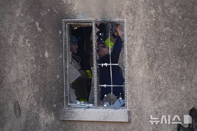 <font style="vertical-align: inherit;"><font style="vertical-align: inherit;">[샌디에이고=AP/뉴시스] 22일(현지 시간) 미국 캘리포니아주 샌디에이고 주택가에 개인 비행기가 추락한 사고가 발생해 소방대원들이 파손된 주택 내부를 살펴보고 있다. 2025.05.23.</font></font>