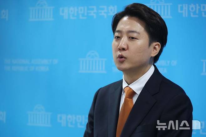 [서울=뉴시스] 조성봉 기자 = 이준석 개혁신당 대선 후보가 22일 서울 여의도 국회 소통관에서 긴급 기자회견을 열고 범보수 진영의 단일화 논의에 응하지 않겠다는 입장을 밝히고 있다. 2025.05.22. suncho21@newsis.com