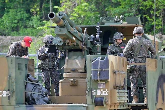 [서울=뉴시스] 육군은 23일 각 병과학교에서 '신임장교 지휘참모과정' 교육훈련에 매진 중인 장병들의 모습을 공개했다.육군포병학교 신임장교들이 K105A1차륜형자주포 실사격 훈련을 하고 있다. (사진=육군 제공) 2025.05.23. photo@newsis.com *재판매 및 DB 금지
