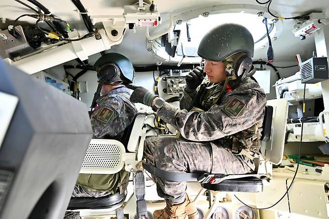 [서울=뉴시스] 육군은 23일 각 병과학교에서 '신임장교 지휘참모과정' 교육훈련에 매진 중인 장병들의 모습을 공개했다.육군포병학교 신임장교들이 K9자주포 실사격 훈련을 하고 있다. (사진=육군 제공) 2025.05.23. photo@newsis.com *재판매 및 DB 금지