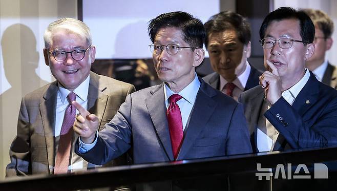 [서울=뉴시스] 정병혁 기자 = 김문수 국민의힘 대선 후보가 23일 서울 중구 더플라자호텔에서 열린 제3회  국가와 민족을 위한 조찬기도회에 참석하며 연호하는 지지자들에게 그만하라며 손짓하고 있다. 2025.05.23. jhope@newsis.com