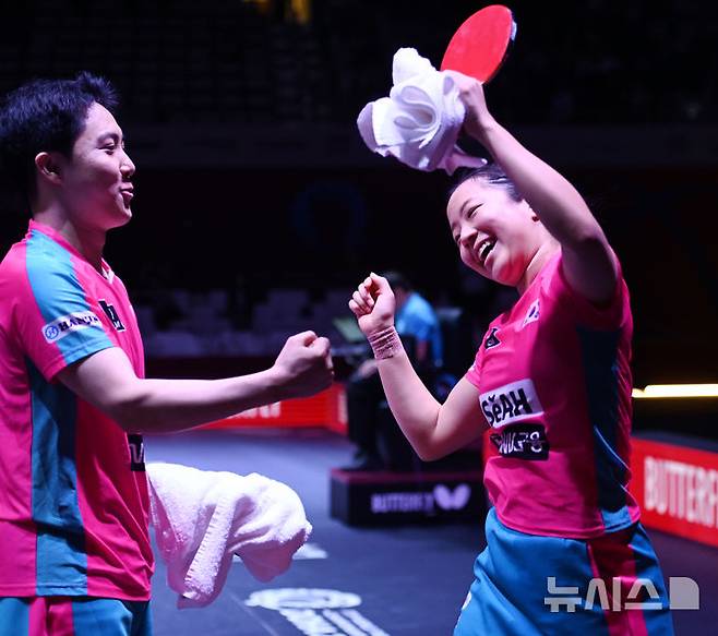 [도하(카타르)=뉴시스] 사진공동취재단 = 임종훈, 신유빈이 22일 카타르 도하 루사일 아레나에서 열린 2025 국제탁구연맹(ITTF) 세계선수권대회 혼합복식 8강 대만 린윈주, 정이칭과 경기에서 승리한 뒤 기뻐하고 있다. 2025.05.22. photo@newsis.com