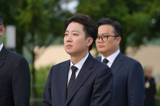 [서울=뉴시스] 고승민 기자 = 이준석 개혁신당 대선 후보가 23일 경남 김해 노무현 전 대통령 묘소를 참배하고 있다. (사진=개혁신당 제공) 2025.05.23. photo@newsis.com *재판매 및 DB 금지