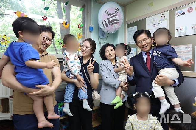 [광명=뉴시스] 고승민 기자 = 김문수 국민의힘 대선 후보와 설난영 여사, 딸 김동주 씨, 사위가 22일 경기 광명시의 한 어린이집에서 아이들을 만나고 있다. 2025.05.22. kkssmm99@newsis.com