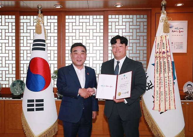 [울산=뉴시스] 김두겸 울산시장(왼쪽)이 23일 시장 집무실에서 박지홍 울산대학교 총학생회장에게 청년정책특별보좌관 위촉패를 전달한 뒤 함께 기념촬영을 하고 있다. (사진=울산시 제공) 2025.05.23. photo@newsis.com  *재판매 및 DB 금지