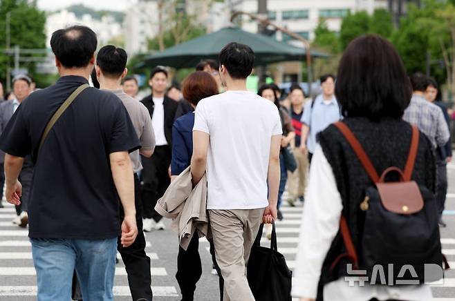 [서울=뉴시스] 김진아 기자 = 여름 기운이 돌기 시작하는 절기 '소만'인 21일 서울 종로구 일대에서 시민들이 반팔을 입고 출근하고 있다. 2025.05.21. bluesoda@newsis.com